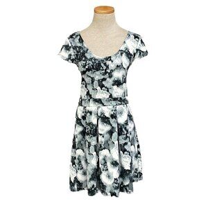 On Twelfth Dress Cut Out Back Black Gray Tie Dye Size Large Pleated